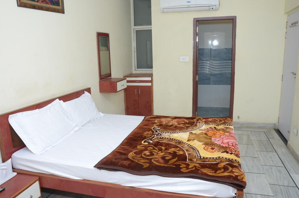 جايبور Oyo 15242 Hotel Rathi Palace الغرفة الصورة